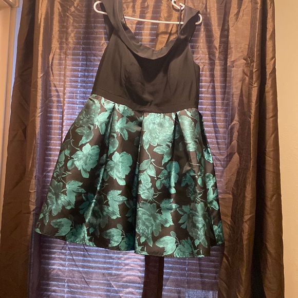 Selling this dress I worn twice for a wedding could be for semi or formal - Picture 1 of 1